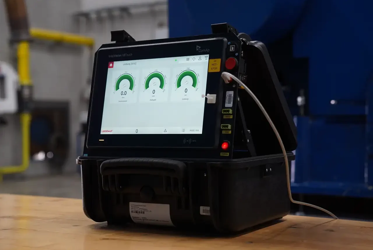 Tragbares Prüfgerät mit Display zeigt Messwerte in einer industriellen Umgebung, Titel: "Prüffeld 1".