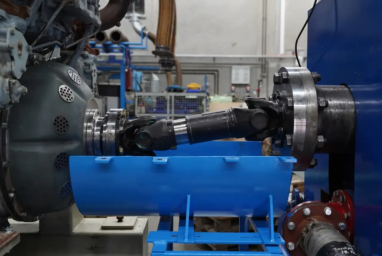 Antriebsstrang-Teststand in einem Laborumfeld mit Motor und Gelenkwelle.