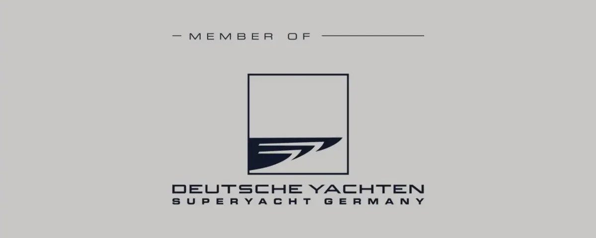 Mitgliedslogo von Deutsche Yachten Superyacht Germany, präsentiert auf grauem Hintergrund.