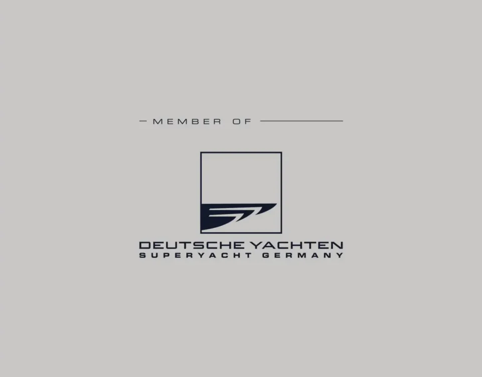 Mitgliedslogo von Deutsche Yachten Superyacht Germany, präsentiert auf grauem Hintergrund.