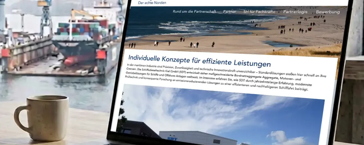 Laptop auf einem Tisch zeigt eine Website über effiziente Leistungen, im Hintergrund ist ein Hafen mit Kränen zu sehen.