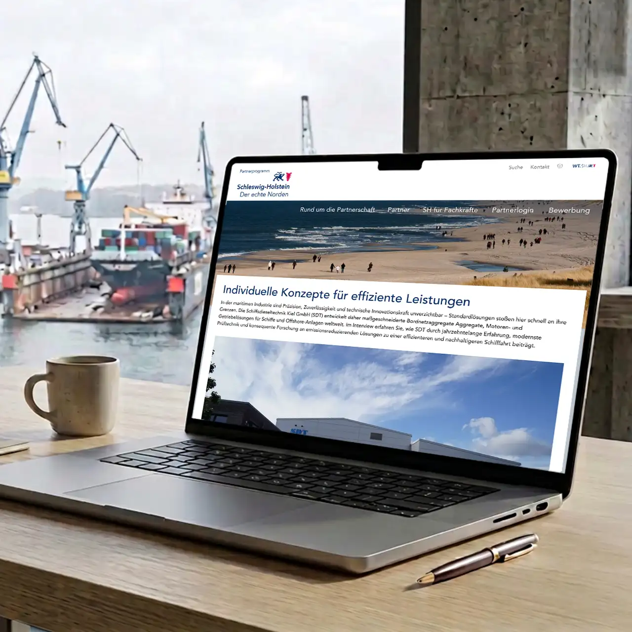 Laptop auf einem Tisch zeigt eine Website über effiziente Leistungen, im Hintergrund ist ein Hafen mit Kränen zu sehen.