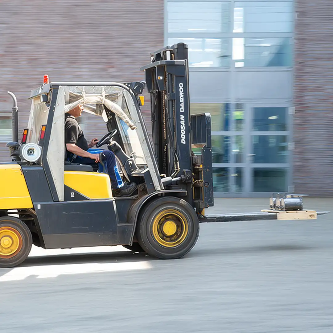 Gabelstaplerfahrer transportiert Last auf einer Palette vor einem modernen Gebäude.