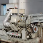 MTU / DAIMLER 8V183TD13 (OM442A) Dieselmotor auf einem Industriegelände bei Tageslicht.