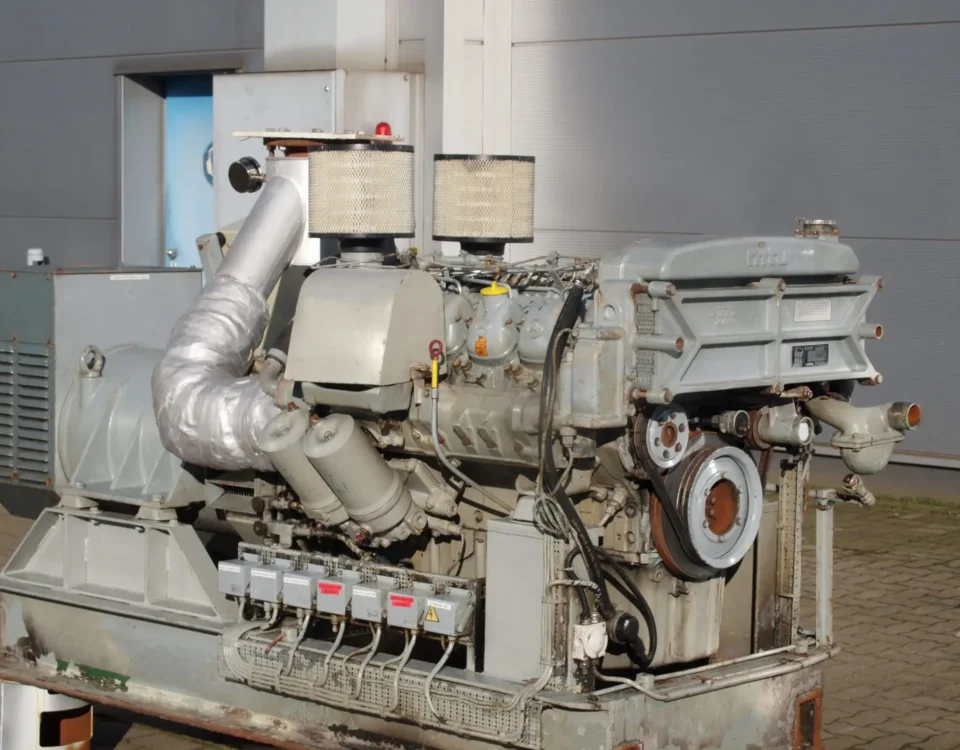 MTU / DAIMLER 8V183TD13 (OM442A) Dieselmotor auf einem Industriegelände bei Tageslicht.