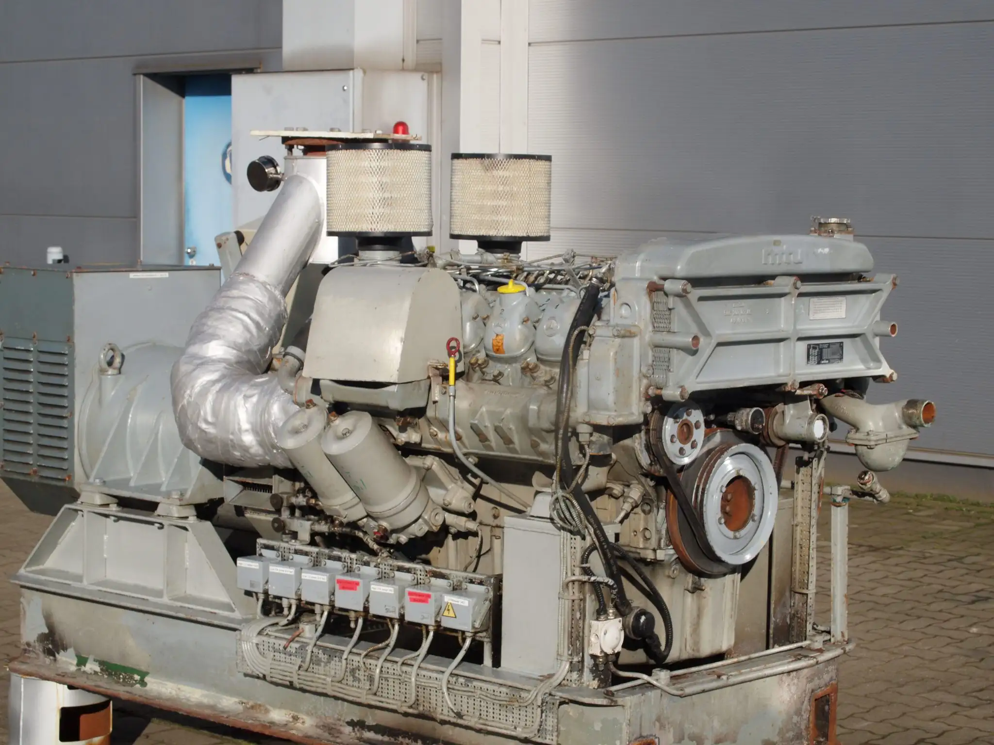 MTU / DAIMLER 8V183TD13 (OM442A) Dieselmotor auf einem Industriegelände bei Tageslicht.