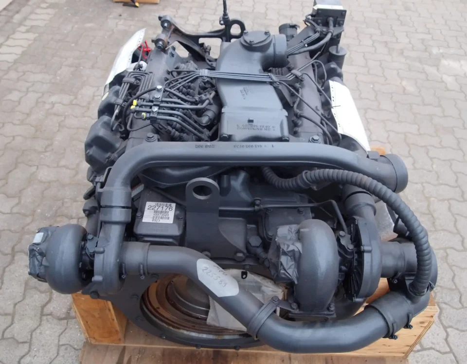 MTU / DAIMLER 8V183TD13 (OM442A) Dieselmotor auf einer Palette, geeignet für industrielle Anwendungen.