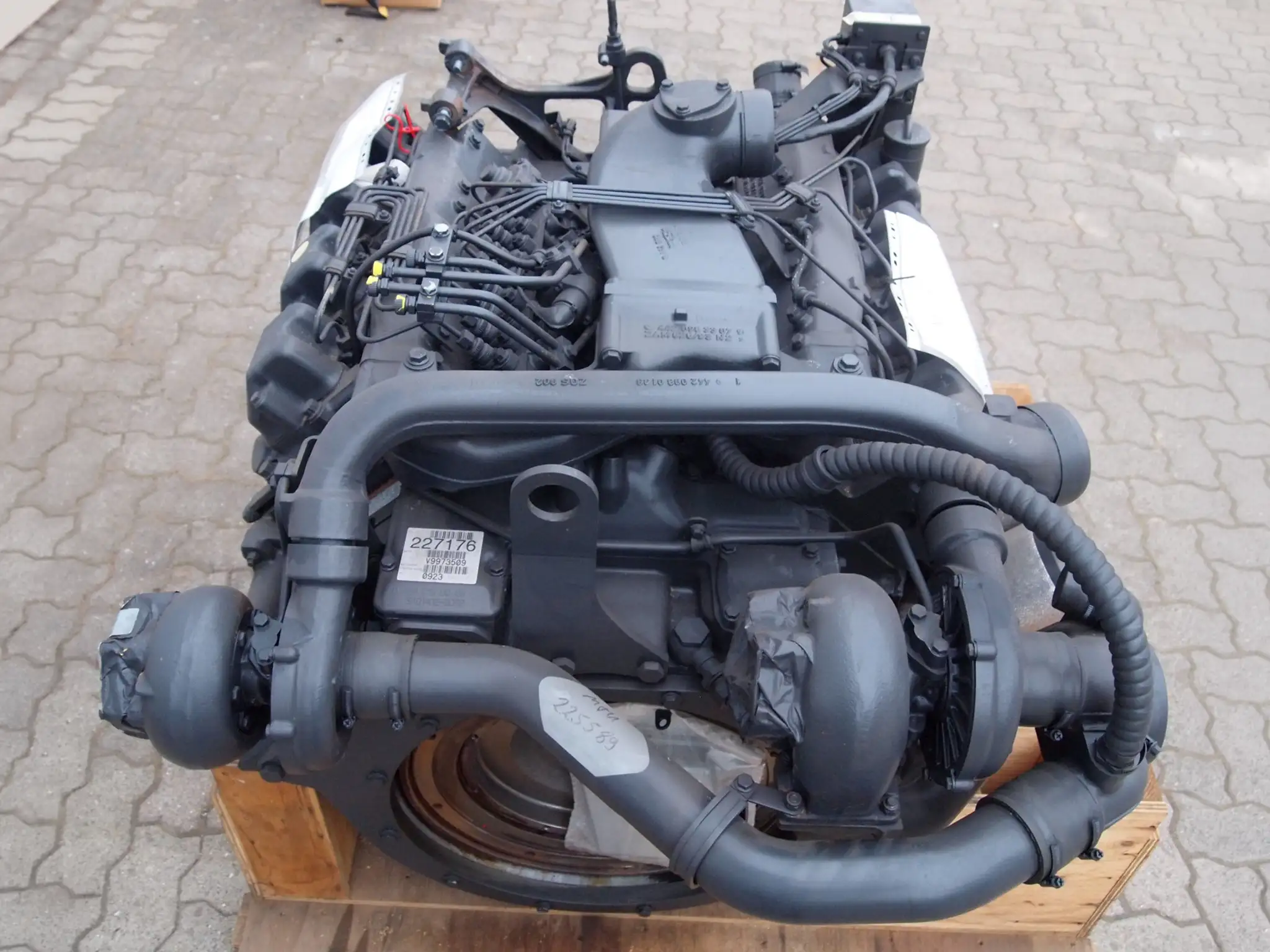 MTU / DAIMLER 8V183TD13 (OM442A) Dieselmotor auf einer Palette, geeignet für industrielle Anwendungen.