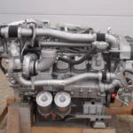 MTU / Daimler 8V183TD13 (OM442A) Dieselmotor auf Holzpalette in industrieller Umgebung.
